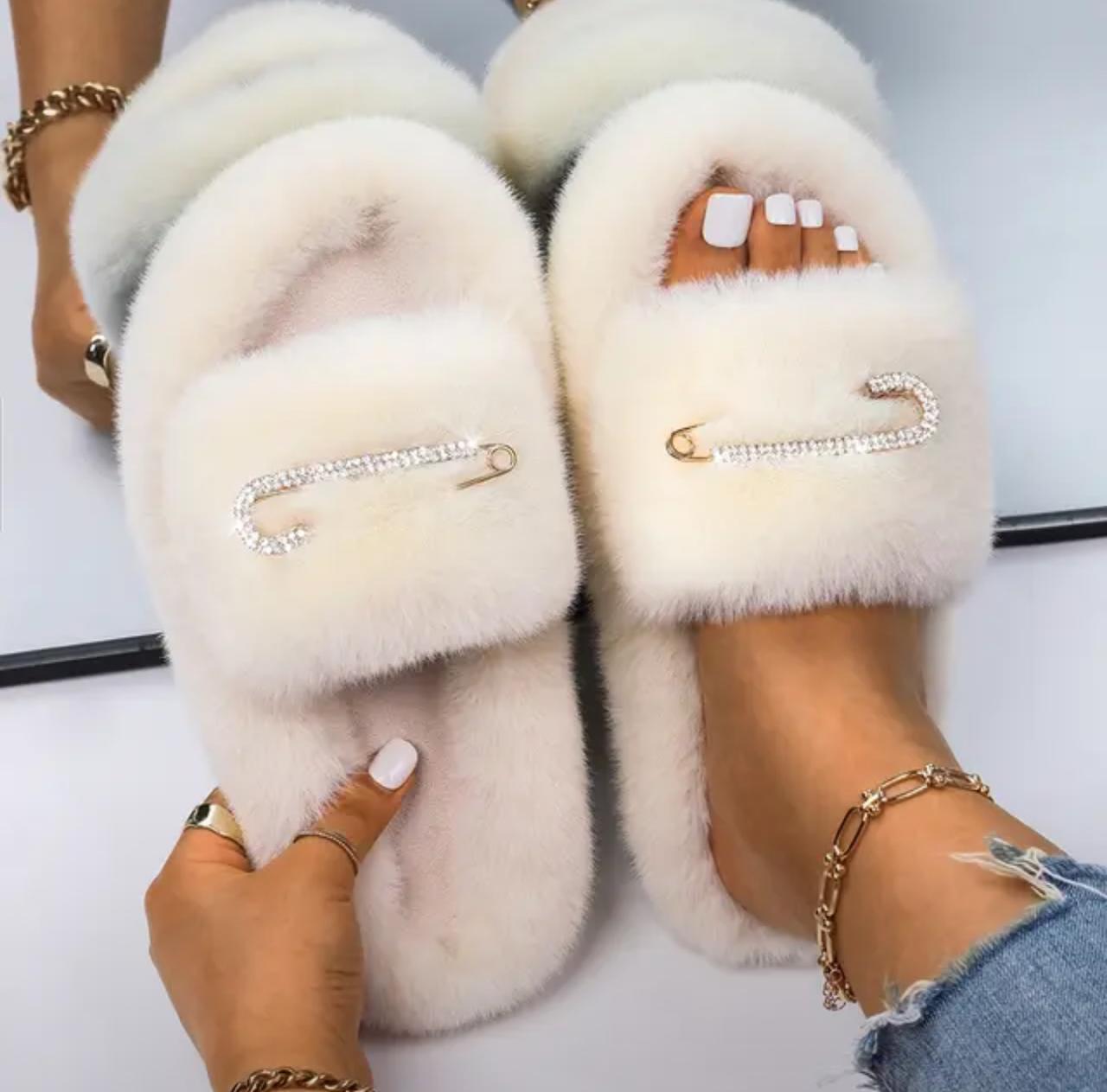 Домашние тапочки на любой вкус доставка с ПЭК Гуанчжоу. Подберем для вас поставщика поможем с выкупом.